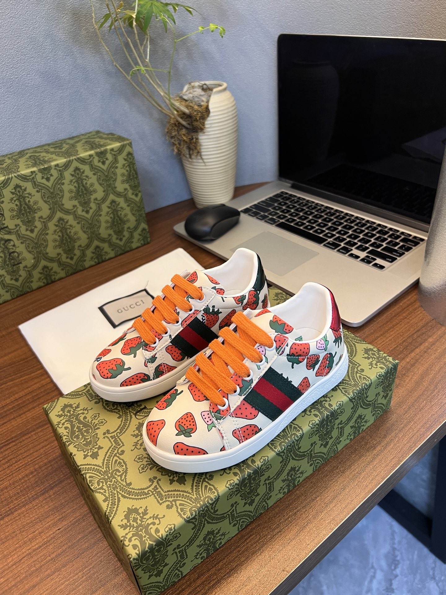 Children's shoes child